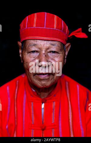 Un Ritratto Di Un Uomo Del Gruppo Etnico Di Kayah Nel Costume Tradizionale, Hta Nee La Leh Village, Loikaw, Kayah State, Myanmar. Foto Stock