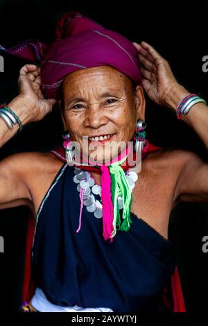 Ritratto Di Una Donna Del Gruppo Etnico Di Kayah Nel Costume Tradizionale, Hta Nee La Leh Village, Loikaw, Kayah State, Myanmar. Foto Stock