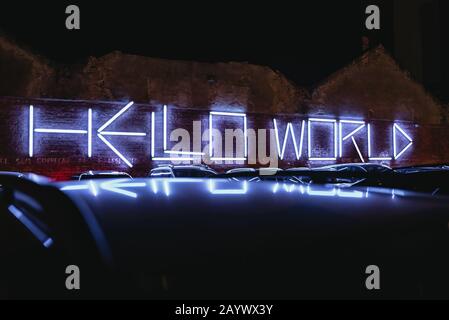 Cartello al neon illuminato Hello World Foto Stock