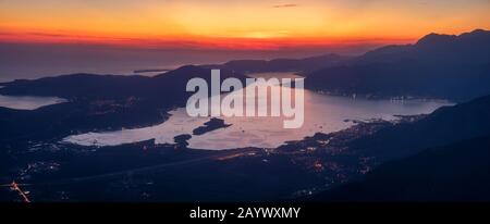 Bellissimo tramonto sulla baia di Cattaro in Montenegro-Panorama Foto Stock