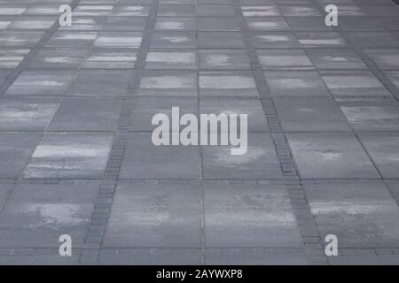 Lastra di pavimentazione grigia, sfondo. Zona pedonale nel parco con luce naturale. Passeggiata. Foto Stock