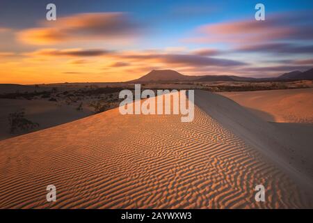 Bellissimo paesaggio di dune di sabbia nel Parco Nazionale di Dunas de Corralejo, Isole Canarie, Fuerteventura Foto Stock