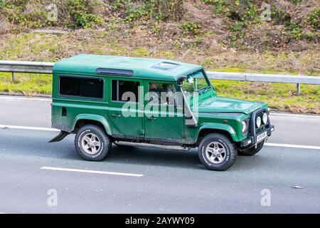 2000 verde Land Rover Defender 110 TD5; con scarico da snorkeling, traffico veicolare nel Regno Unito, trasporto, veicoli moderni, berline, veicoli, veicolo, strade britanniche, motori, auto a sud sulla autostrada M61 a 3 corsie Foto Stock