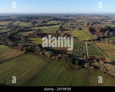 veduta aerea dei campi e delle altorove e degli allotti in una giornata di sole Foto Stock
