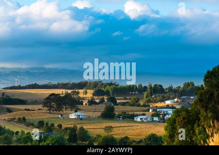 Panoramica Di Meadows Intorno A Chonchi, Chiloe Island, Cile Foto Stock