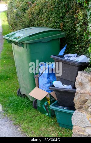 Cestino di riciclaggio e scatola accatastati su, da una parete, in attesa della raccolta fuori di una casa britannica. Foto Stock