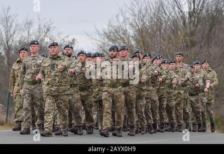 Spremberg, Germania. 17th Feb, 2020. Le forze britanniche della Royal Air Force march, il "Long March", si sono dirette all'ex deposito merci. Con la sua marcia, la Royal Air Force commemora l'evacuazione di diverse migliaia di prigionieri di guerra alla fine della Seconda guerra mondiale, I quali nei mesi invernali del 1944/45 furono inviati dal campo principale di Luft III (Stalagluft III) a Sagan (ora Polonia) lungo la loro strada passando per Halbau, Leippa, Priebus, Lugnitz, Muskau, Kromlau, Schleife, Graustein fino a Spremberg, da dove furono trasportati per ferrovia via Luckau nella Germania settentrionale. Credito: Patrick Pleul/dpa-Zentralbild/dpa/Alam Foto Stock