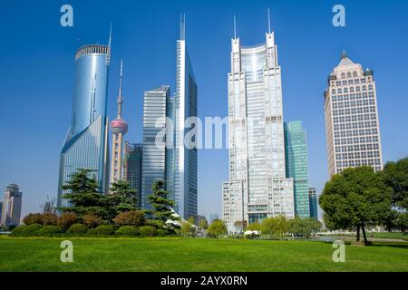 Skyline di uffici nel quartiere finanziario di Lujiazui da Central Greenfield, Pudong, Shanghai, Cina, Asia Foto Stock