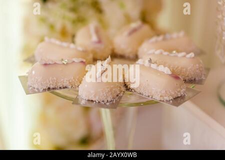 candy bar. Torta mousse alla moda con glassa a specchio bianco e scaglie di cocco. Dessert moderno Foto Stock