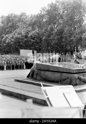 01 gennaio 1979, Brandeburgo, Berlino: Posa di un giuramento - Al memoriale sovietico nel Parco Treptower, striscioni onorari del FDJ sono consegnati. Nel 1979, giovani e studenti di tutta la RDT si riunirono a Berlino Est per l'incontro di Pentecoste della Gioventù. Data esatta di registrazione non nota. Foto: Volkmar Heinz/dpa-Zentralbild/ZB Foto Stock