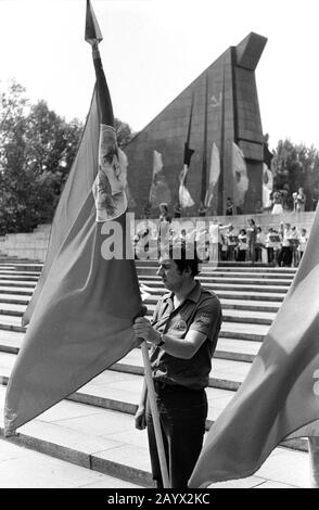 01 gennaio 1979, Brandeburgo, Berlino: Al memoriale sovietico nel Parco Treptower, le bandiere onorarie vengono consegnate all'FDJ. Nel 1979, giovani e studenti di tutta la RDT si riunirono a Berlino Est per l'incontro di Pentecoste della Gioventù. Data esatta di registrazione non nota. Foto: Volkmar Heinz/dpa-Zentralbild/ZB Foto Stock