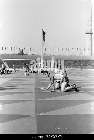 1 gennaio 1979, Brandeburgo, Berlino: Nel 1979, giovani e studenti di tutta la RDT si riunirono a Berlino Est per l'incontro di Pentecoste della Gioventù. Questo 'Festival Nazionale della Gioventù' dal 1 al 3 giugno è stato strettamente collegato con il 30th anniversario della fondazione della RDT. Data esatta di registrazione non nota. Posizione: Probabilmente Stadio Mondiale Della Gioventù. Foto: Volkmar Heinz/dpa-Zentralbild/ZB Foto Stock