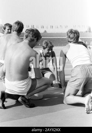 1 gennaio 1979, Brandeburgo, Berlino: Preparazione per le prove dello spettacolo - Nel 1979 giovani e studenti di tutta la RDT si riuniscono a Berlino Est per l'incontro di Pentecoste della Gioventù. Questo 'Festival Nazionale della Gioventù' dal 1 al 3 giugno è stato strettamente collegato con il 30th anniversario della fondazione della RDT. Data esatta di registrazione non nota. Posizione: Probabilmente Stadio Mondiale Della Gioventù. Foto: Volkmar Heinz/dpa-Zentralbild/ZB Foto Stock