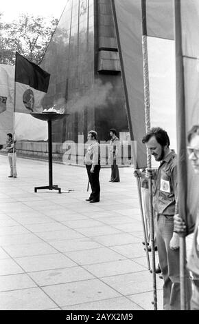 01 gennaio 1979, Brandeburgo, Berlino: Al memoriale sovietico nel Parco Treptower, le bandiere onorarie vengono consegnate all'FDJ. Nel 1979, giovani e studenti di tutta la RDT si riunirono a Berlino Est per l'incontro di Pentecoste della Gioventù. Data esatta di registrazione non nota. Foto: Volkmar Heinz/dpa-Zentralbild/ZB Foto Stock