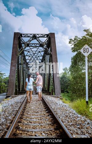 Lang Suan ferrovia sul fiume in Chumphon Thailandia, coppia a piedi sulla strada ferroviaria Foto Stock