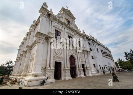 La facciata della Chiesa di San Paolo, la più antica chiesa funzionante di Diu, costruita dai portoghesi e dedicata Alla Madonna dell'Immacolata Concezione. Foto Stock