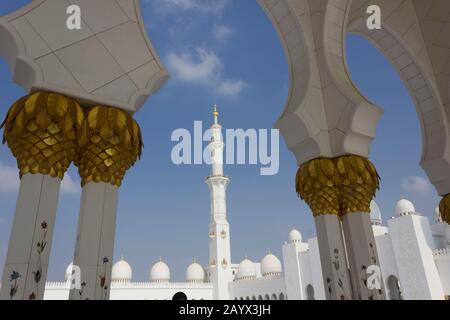 Abu DHABI, Emirati Arabi Uniti - 28 DICEMBRE 2017: Vista incorniciata del minareto della moschea attraverso colonne Foto Stock