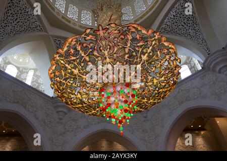 AbuDhabi, Emirati Arabi Uniti - 28 DICEMBRE 2017: L'incredibile lampadario di cristallo della moschea Sheikh al Zayed Foto Stock