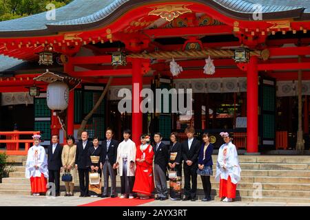 Kobe, GIAPPONE, 06 aprile 2019 : Celebrazione di un tradizionale matrimonio giapponese con tutta la famiglia che si posa di fronte al santuario di Ikuta-jinja, Kobe. Foto Stock