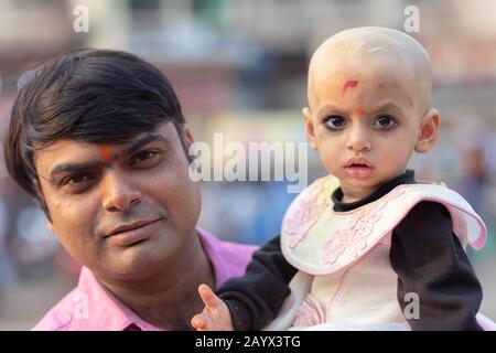 Puri, INDIA, 13 gennaio 2019 : un padre allegro e il suo piccolo presagio stanno posando nelle strade di Puri in India Foto Stock