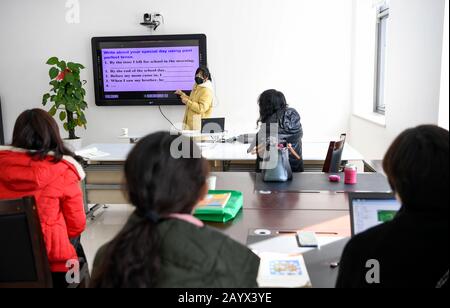 Yinchuan, Regione Autonoma Di Ningxia Hui In Cina. 17th Feb, 2020. Gli insegnanti discutono una lezione di inglese prima di registrare per la classe online a Yinchuan, nella regione autonoma Ningxia Hui della Cina nordoccidentale, 17 febbraio 2020. Milioni di studenti cinesi hanno iniziato l'apprendimento on-line lunedì, poiché il nuovo semestre scolastico originariamente previsto per il 17 febbraio è attualmente rinviato a causa di un meccanismo nazionale di controllo delle epidemie. Credito: Feng Kaihua/Xinhua/Alamy Live News Foto Stock