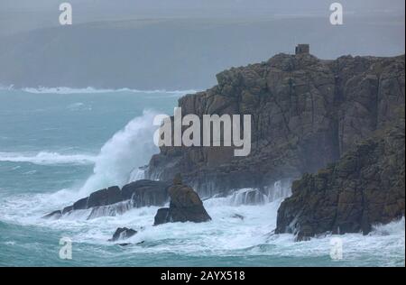 Tempesta Dennis che si schianta a Sennen Cove Foto Stock