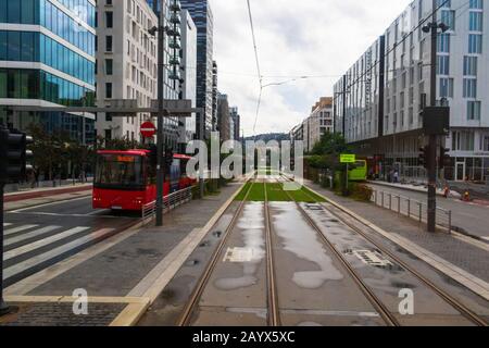 Dronning Eufemias Gate- la principale arteria est-ovest nel quartiere di Bjørvika con Barcode Project edifici moderni, Oslo, Norvegia Foto Stock