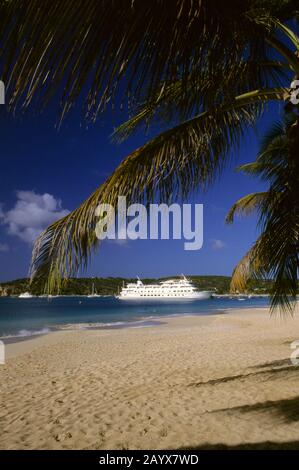 Nave da crociera americana (ex Yorktown Clipper) ormeggiata ad Anguilla con una spiaggia di sabbia bianca in primo piano. Foto Stock