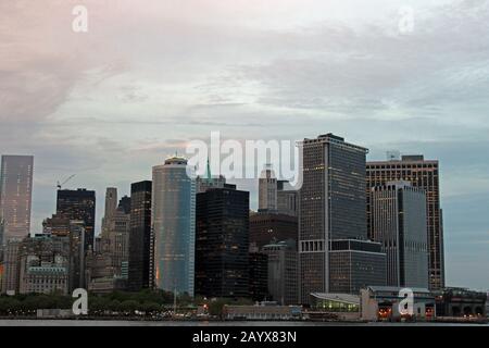 La vista parziale di Manhattan, all'interno del traghetto Staten Island! Foto Stock