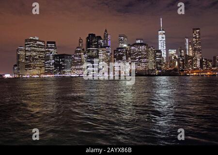 New York Night Skyline - la vista notturna di una delle città più iconiche del mondo Foto Stock