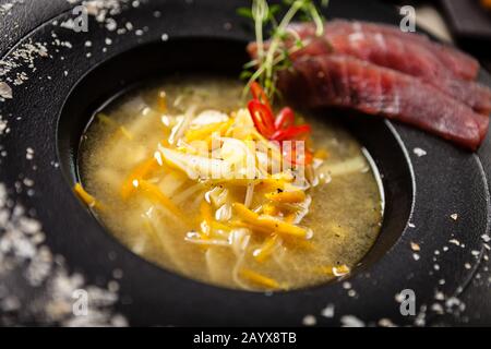 Cancellare la zuppa di pesce serviti in una ciotola in ristorante Foto Stock