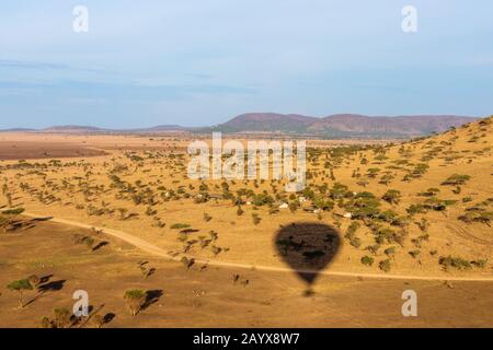 Safari mattutino in mongolfiera sul Serengeti in Tanzania Foto Stock