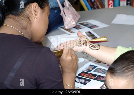 Dipingere le mani con Henna Foto Stock