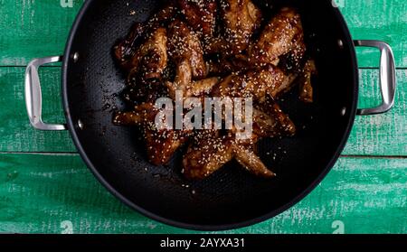 pollo in salsa teriyaki in una padella wok closeup, vista dall'alto Foto Stock