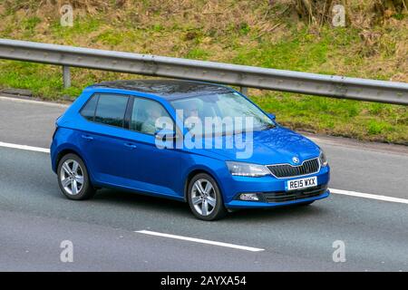 2015 Blue Škoda Fabia se L TSI; Regno Unito traffico veicolare, trasporti, veicoli moderni, berline, veicoli, veicoli, strade britanniche, motori, auto a sud sull'autostrada M61 a 3 corsie Foto Stock