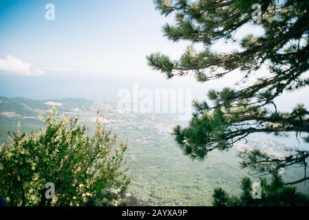 Paesaggio Della Crimea, Russia. Vista panoramica della Crimea vicino alla città di Alupka. Costa meridionale della Crimea. Vista Da Ai Petri. Mare Nero Sullo Sfondo. Foto Stock