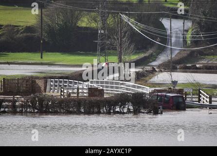 Nota: I veicoli NON COLLEGATI CON LA DONNA MANCANTE NUMBERPLATE PIXELATED DA PA PICTURE DESK Vista generale del ponte di Eastham sul fiume Teme nel Worcestershire, compresi due veicoli a trefolo, dopo una donna che è stata spazzata via dalle acque alluvionali nelle vicinanze è stato detto dalla polizia di essere temuto morto. Foto Stock