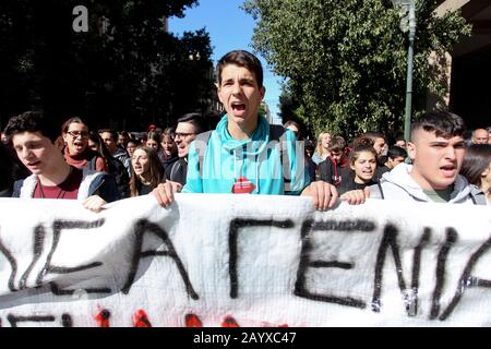 Gli studenti greci delle scuole superiori si riuniscono per protestare contro la nuova legge sull’istruzione del governo greco Foto Stock