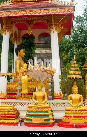 Statue di Buddha con offerte al Wat si Saket è un tempio buddista a Vientiane, la capitale e la più grande città del Laos. Foto Stock