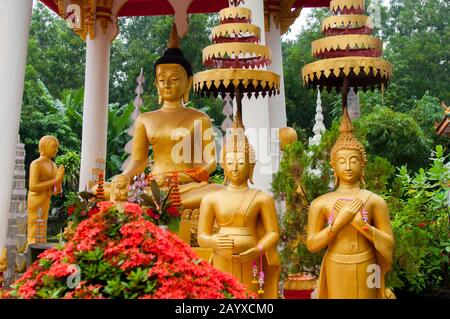 Statue di Buddha con offerte al Wat si Saket è un tempio buddista a Vientiane, la capitale e la più grande città del Laos. Foto Stock