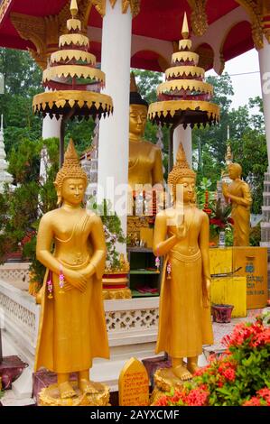 Statue di Buddha con offerte al Wat si Saket è un tempio buddista a Vientiane, la capitale e la più grande città del Laos. Foto Stock