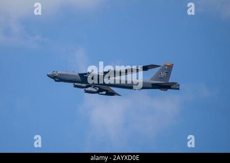 Un bombardiere strategico della U.S. Air Force B-52H Stratofortress con il 36th Operations Group conduce un cavalcavia durante il Singapore Airshow 2020 vicino al Changi Exhibition Centre 15 febbraio 2020 a Singapore. Foto Stock