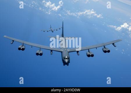 Due aerei aerei aerei statunitensi B-52H Stratofortress bombardieri strategici sorvolano l'Oceano Pacifico durante una missione di allenamento di routine il 2 agosto 2018 nei pressi di Guam. Foto Stock