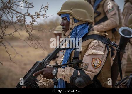 Thies, Senegal. 16th Feb, 2020. Un soldato di Burkinabe durante una pattuglia di addestramento a Flintlock 20 febbraio 16, 2020 vicino a Thies, Senegal. Flintlock è il più grande esercizio annuale Delle Forze speciali in Africa che coinvolge le truppe degli Stati Uniti e alleate e le nazioni partner africane. Credit: Miguel Pena/Planetpix/Alamy Live News Credit: Planetpix/Alamy Live News Foto Stock