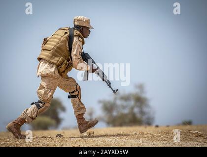 Thies, Senegal. 16th Feb, 2020. Un soldato di Burkinabe si precipita in una posizione di combattimento durante una pattuglia di addestramento a Flintlock 20 febbraio 16, 2020 vicino a Thies, Senegal. Flintlock è il più grande esercizio annuale Delle Forze speciali in Africa che coinvolge le truppe degli Stati Uniti e alleate e le nazioni partner africane. Credit: Miguel Pena/Planetpix/Alamy Live News Credit: Planetpix/Alamy Live News Foto Stock