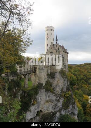 Reutlingen, Germania: Vista sul bellissimo castello di Lichtenstein sopra Honau Foto Stock