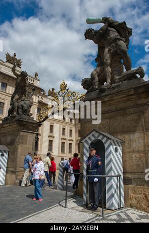 Guardia militare all'ingresso del Castello di Praga, la capitale e la città più grande della Repubblica Ceca. Foto Stock