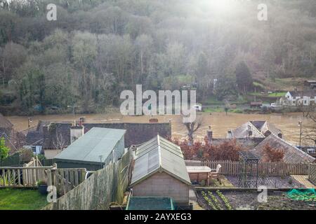 Vista sopraelevata sul fiume Severn allagando Ironbridge dopo la tempesta Dennis spazzare il Regno Unito Foto Stock