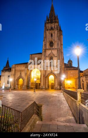 La Cattedrale di Oviedo, Spagna, fu fondata dal re Fruela I delle Asturie nel 781 d.c. e si trova nell'Alfonso II square. Foto Stock
