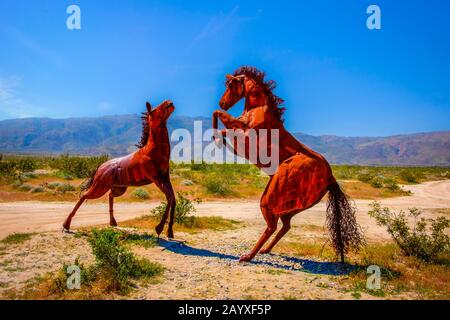California, USA, marzo 2019, sculture di cavalli metallici dell'artista Ricardo Breceda nell'Anza-Borrego Desert state Park Foto Stock